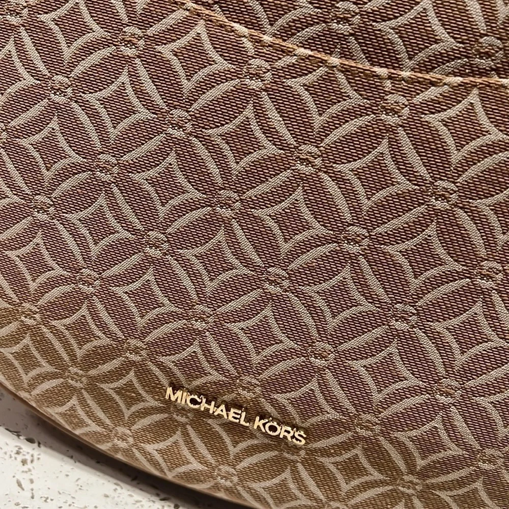 MICHAEL KORS LARGE HALF MOON SHOULDER BAG HOBO